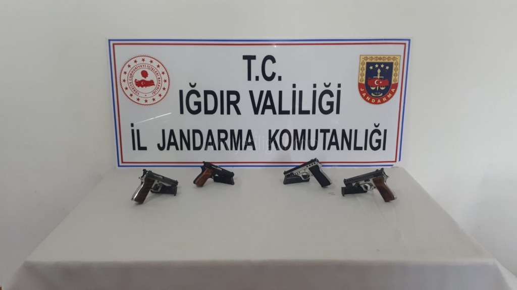 Jandarma 4 Ruhsatsız Tabanca Ele Geçirdi