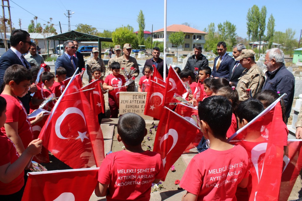 ŞEHİT ER ARSLAN MEZARI BAŞINDA ANILDI