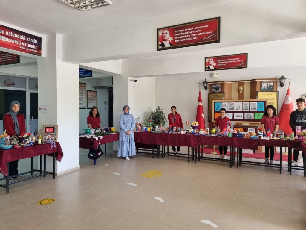 125 YIL ANADOLU LİSESİNDE ATIKLARLA YAPILAN GERİ DÖNÜŞÜM SERGİSİ AÇILDI