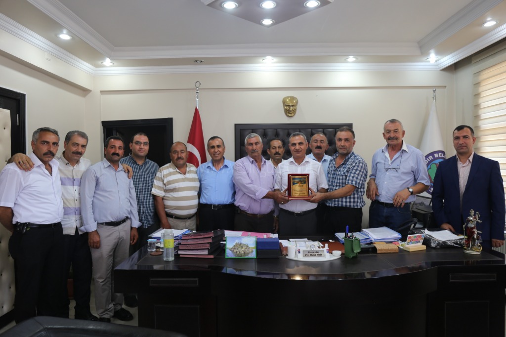 BAŞKAN YİKİT'E TEŞEKKÜR PLAKETİ