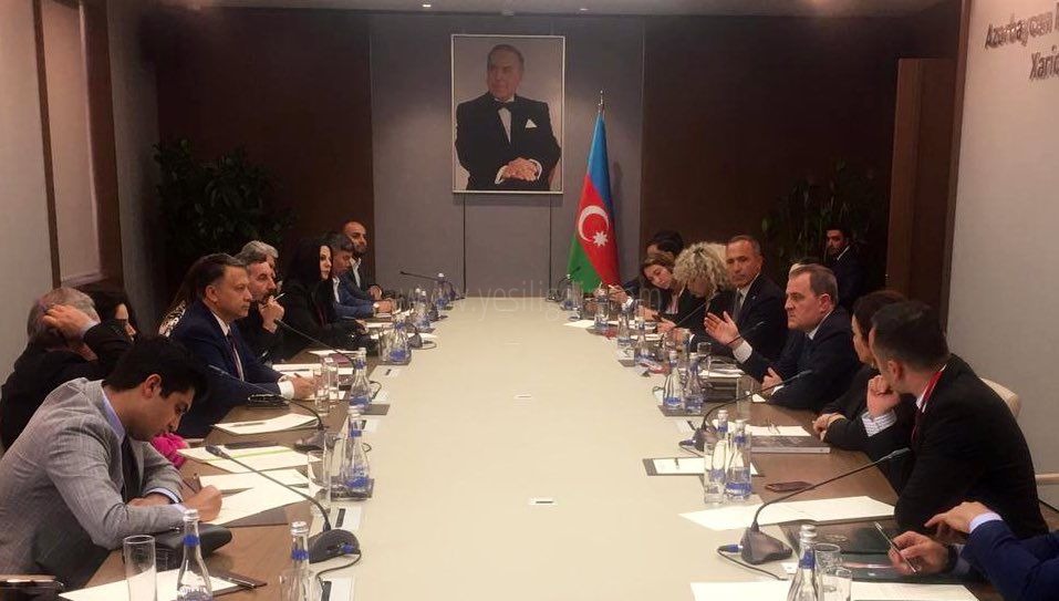 Bakü'de 11 ülke medyasını Bakan Bayramov'la buluşturduk