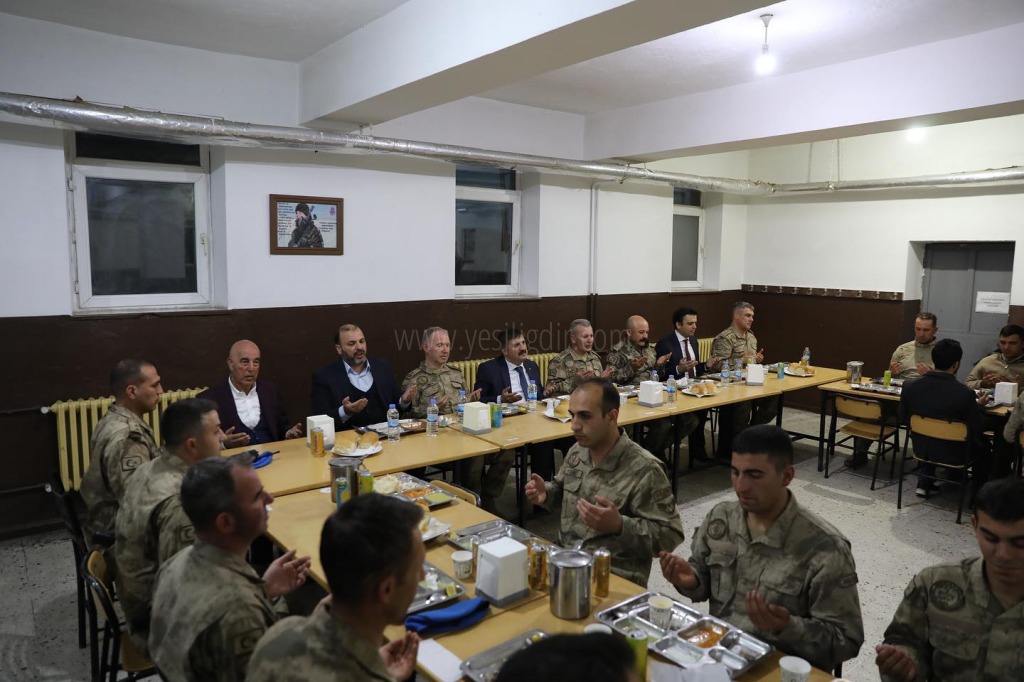 Mehmetçiklerle iftar