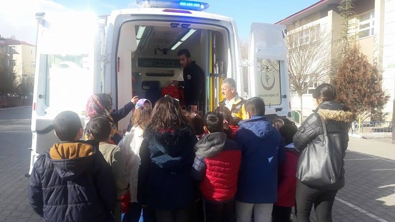ÖĞRENCİLERE 112 VE AMBULANSLAR TANITILDI