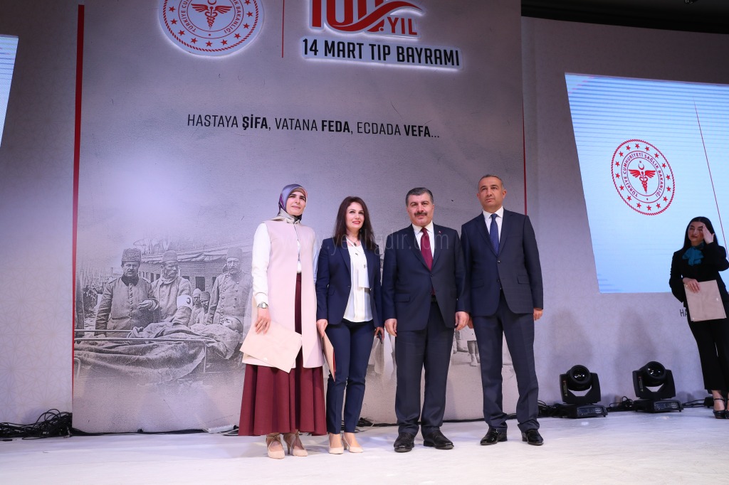 Sağlık Bakanı Iğdırda Yılın Hekimi Olarak Seçilen Hekimlere Ödül Verdi