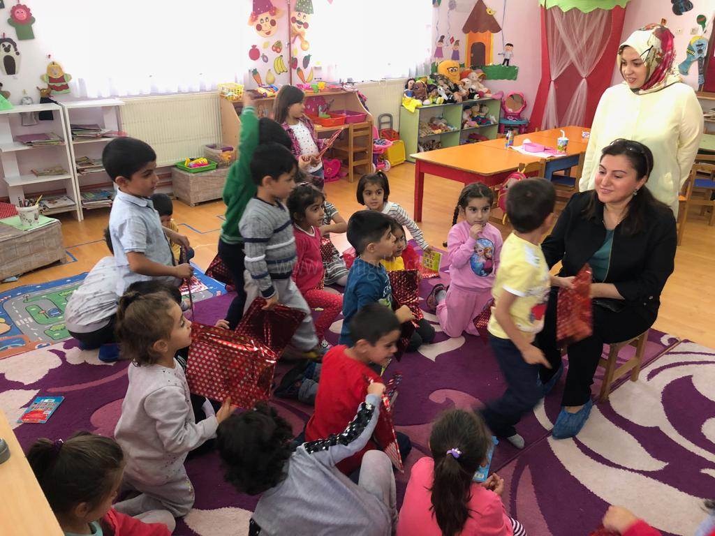 SEMA ÜNLÜ MEHMET ÇAVUŞ ANAOKULUNU ZİYARET ETTİ