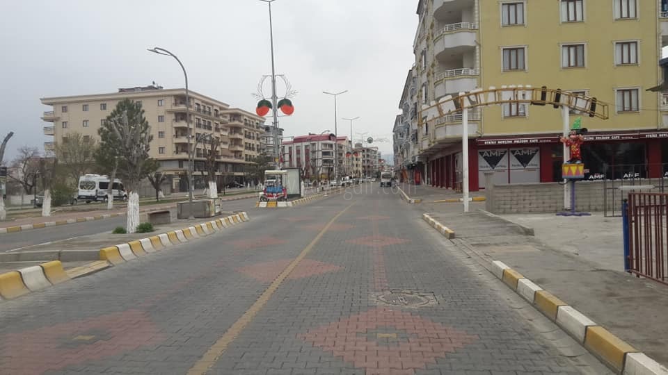 Iğdır Vali Yolu Caddesi boş insanlar kurallara uyuyor