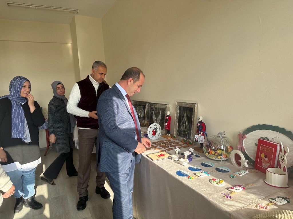 ARALIK HALK EĞİTİM MERKEZİ İLÇEYİ ANLATAN TURİSTİK EŞYALAR ÜRETİYOR
