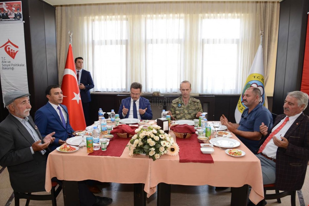 GAZİLER YEMEKTE BİR ARAYA GELDİ