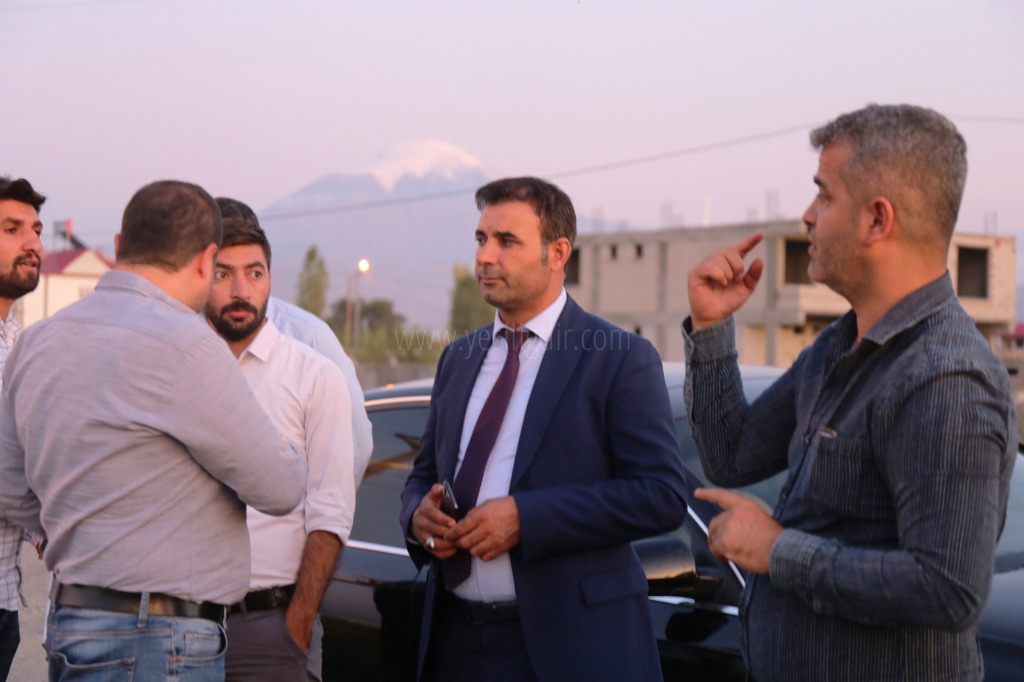 BAŞKAN AKKUŞ SOKAK SOKAK DOLAŞIP TALEPLERİ DİNLİYOR