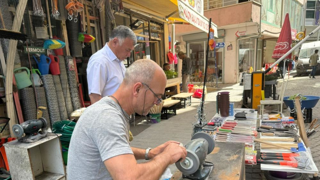 Iğdır’da Kurban Bayramı öncesi bıçak bileyiciler işbaşında