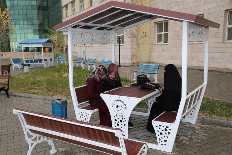 Üniversite Kampüsünde Otobüs Durakları Kamelya ve Oturaklar Hizmet Vermeye Başladı