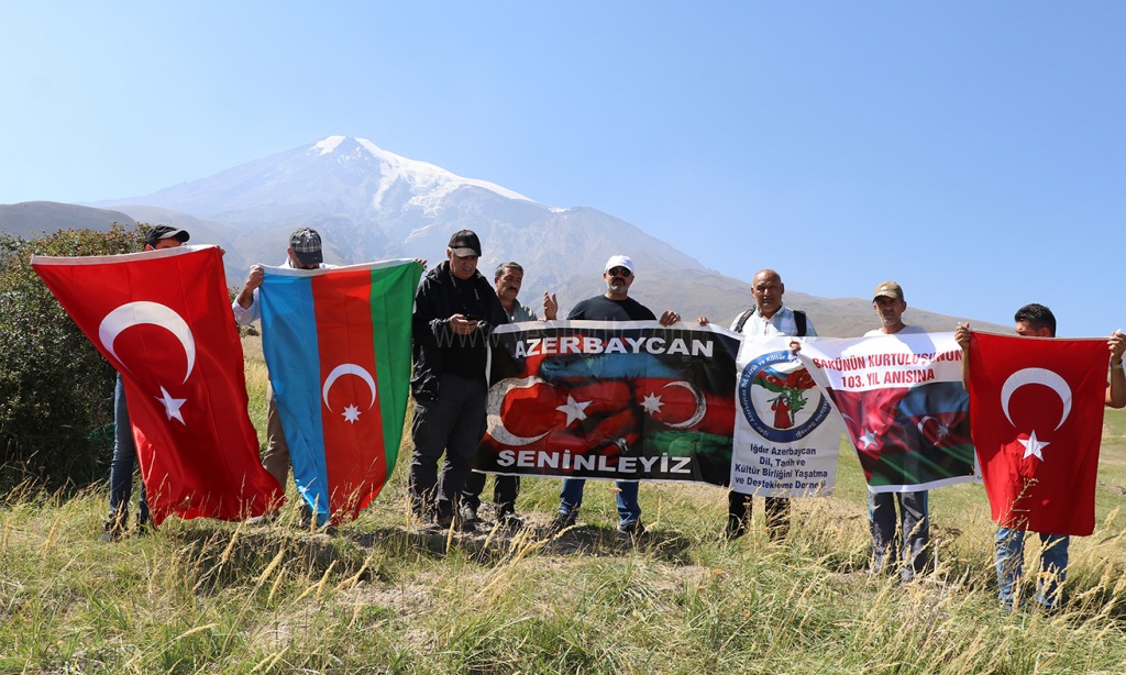 Bakü'nün kurtarılışının 103 yıl dönümünde Ağrı dağında bayraklar açıldı