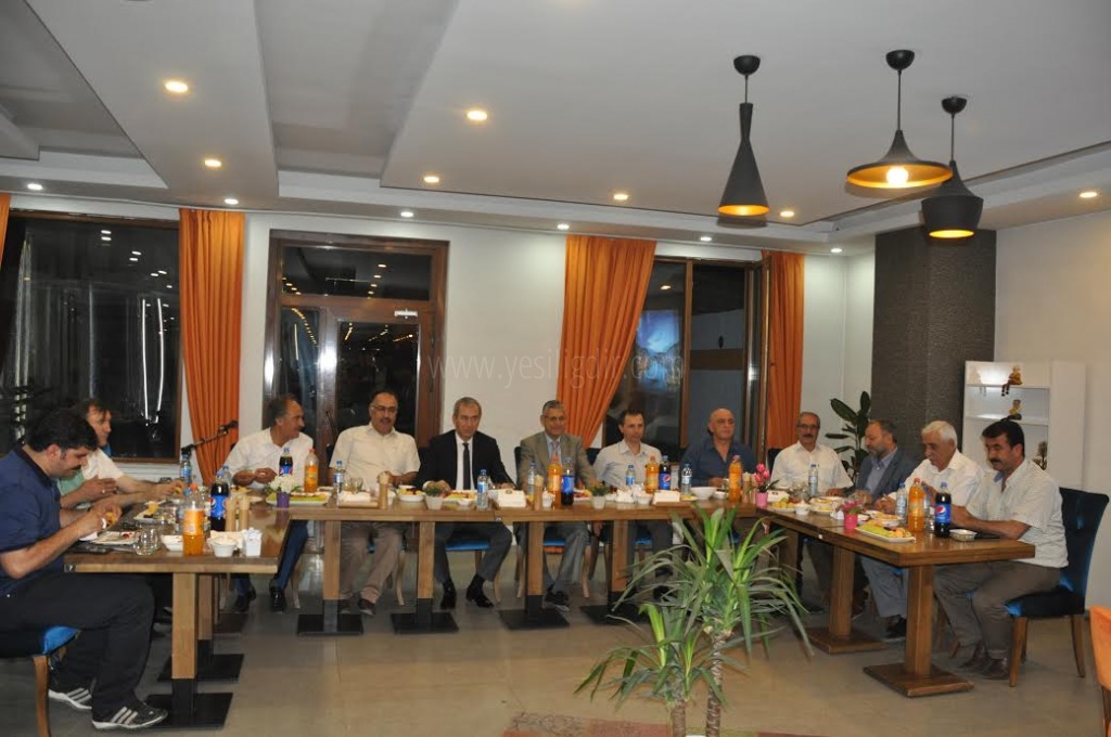 İŞ ADAMI ŞİMŞEKTEN İFTAR YEMEĞİ
