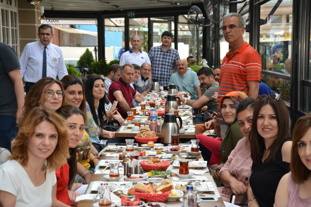 KURTULUŞ İLKOKULU ÖĞRETMENLERİ KAHVALTI DA BİR ARAYA GELDİ