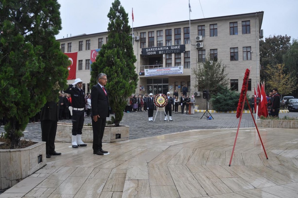 CUMHURİYET BAYRAMI NEDENİYLE ÇELENK KONULDU