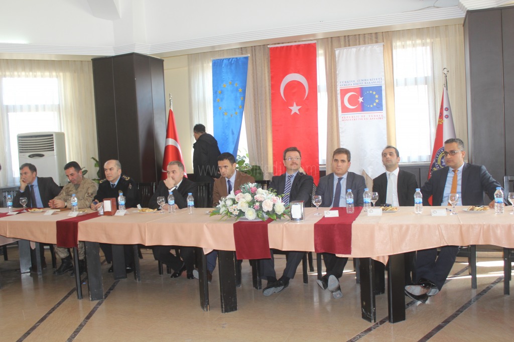 VALİ ENVER ÜNLÜ AB PROJE YÖNETİM EĞİTİMİ SERTİFİKA TÖRENİNE KATILDI