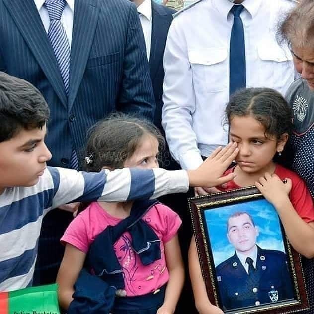 BAYRAĞINI AL DA GEL