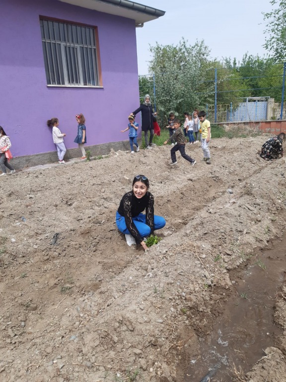 ANAOKULU ÖĞRENCİLERİ SINIFLARINI BAHÇEYE TAŞIDI