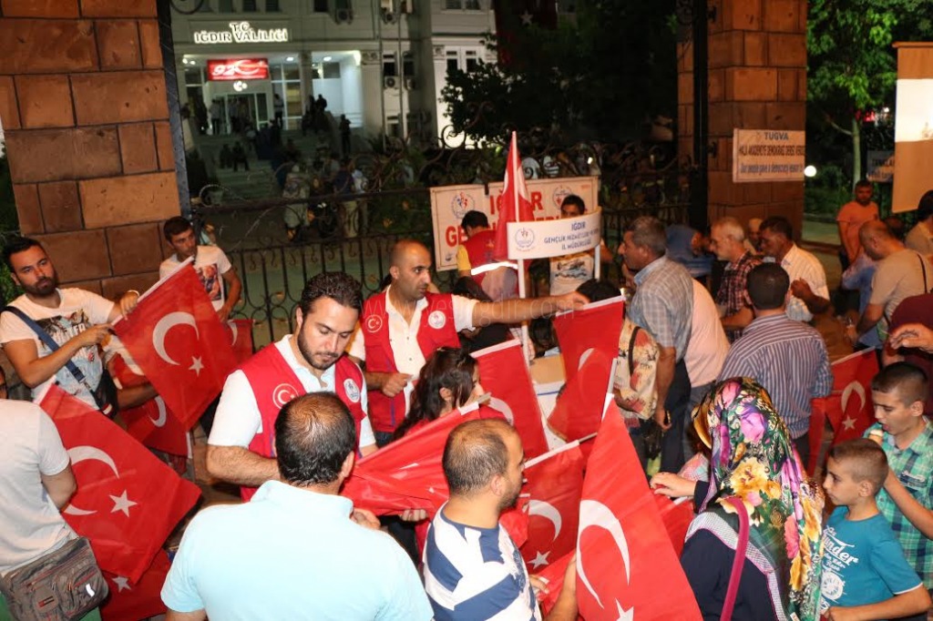 İLK GÜNKİ AŞK İLE IĞDIR GENÇLİK MERKEZİ DEMOKRASİ NÖBETİNDE