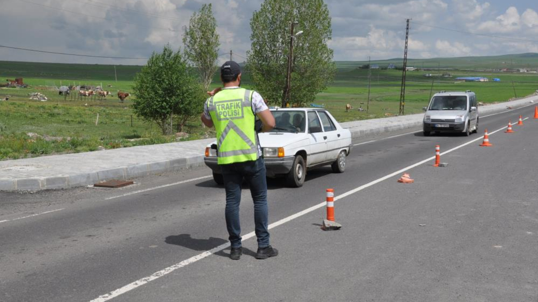 Kars’ta güvenlik ve trafik uygulamaları sürüyor
