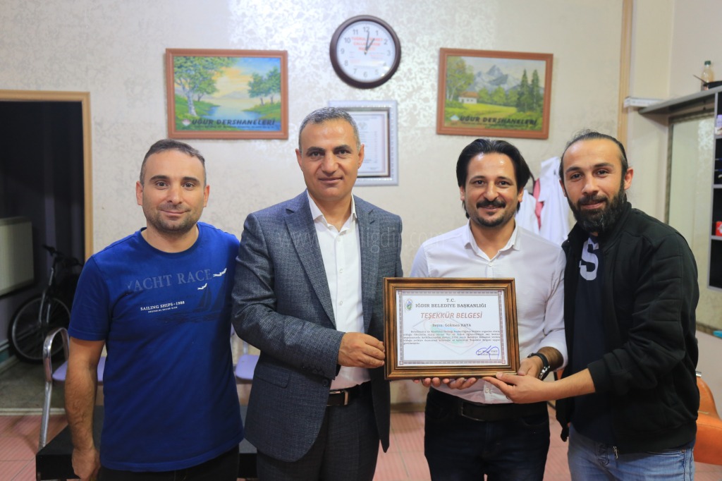 IĞDIR BELEDİYESİ ÜCRETSİZ SAÇ KESİMİ YAPAN KUAFÖRLERE TEŞEKKÜR BELGESİ VERDİ