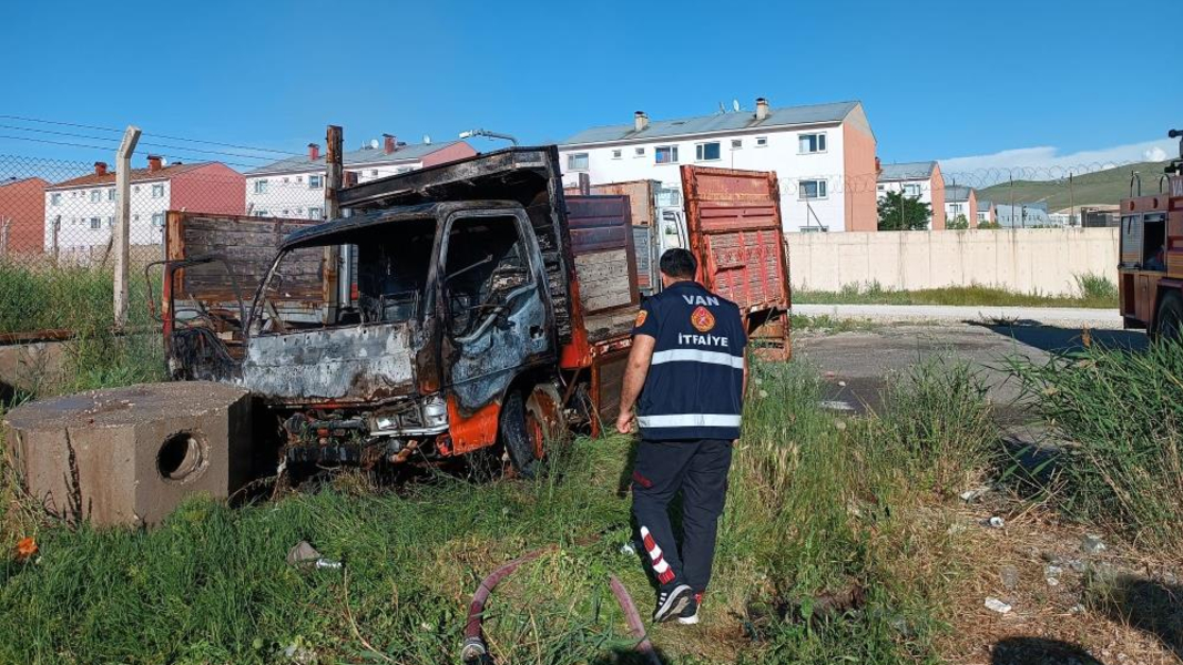 Park halindeki kamyonet yanarak kullanılamaz hale geldi
