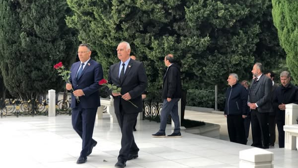 Azerbaycan Şehitler Anıtı’na, Türk Şehitleri Anıtına Gül Koyduk