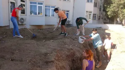 Yaklaşık 16 metrelik balinanın iskeleti gün yüzüne çıkarılmaya başladı