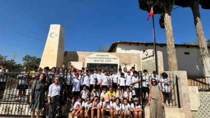 Efeler’de ’Milli Bilinç ve Vatan Sevgisi’ şehitliklerde pekişti