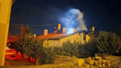 Ankara’da iki katlı binada yangın: 2 kişi dumandan etkilendi