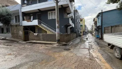 İzmir’de etkili olan sağanak sonrası yollar göle döndü