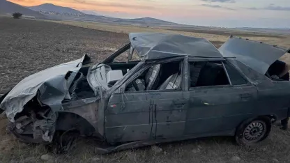 Lastiği patlayan otomobil karşı yoldan gelen cipe çarptı