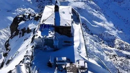 Kırklar Dağı’nda doğa şöleni: Bir yanında kar, bir yanında sonbahar