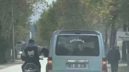 Bursa’da trafikte tehlikeli anlar kamerada: Sohbet etmek için seyir halindeki araca yaslandı