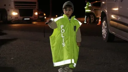 Ağrı girişinde minik polis dikkat çekti