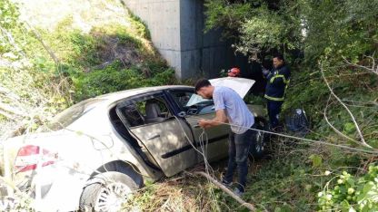 Seyir halindeyken tekerleği çıkan araç şarampole uçtu: 1’i ağır 2 yaralı