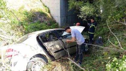 Seyir halindeyken tekerleği çıkan araç şarampole uçtu: 1’i ağır 2 yaralı