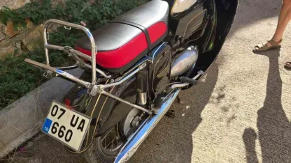 Gazipaşa’da mıcırda kayan motosiklet devrildi: 2 yaralı