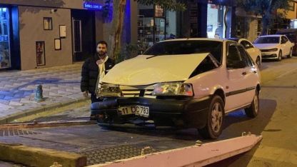 Kaza yapan alkollü ve ehliyetsiz sürücü hasarlı aracıyla poz verdi