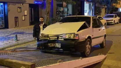 Kaza yapan alkollü ve ehliyetsiz sürücü hasarlı aracıyla poz verdi