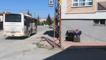 Eskişehir'de Belediyenin oturacak yer yapmadığı duraklara vatandaş koltuk getirerek dolmuş beklediler