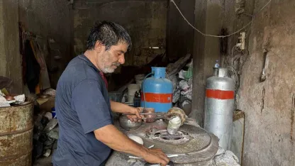 Bakır kalaycısı, 7 yaşında başladığı mesleğini 58 yıldır aşkla sürdürüyor