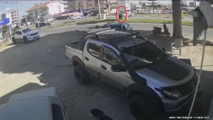 Antalya’nın Manavgat ilçesinde Tur minibüsü levhaya çarptı, temizlik işçisi saniyelerle ölümden döndü