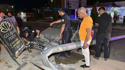 Alkollü sürücü aydınlatma direğini devirip refüje çıktı sürücü yaralandı