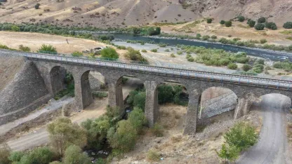Elazığ’ın Palu ilçesindeki 100 metrelik alanda 4 tarihi köprü ilgi çekiyor