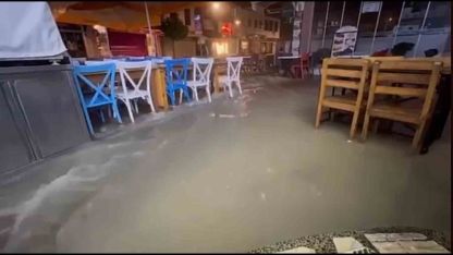 Çeşme’de şiddetli yağmur sele dönüştü