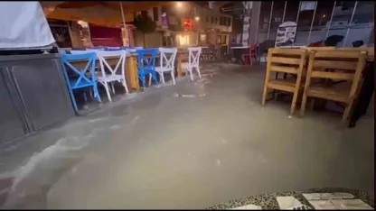 Çeşme’de şiddetli yağmur sele dönüştü