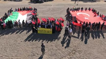Bayburt’ta öğrenciler hazırladıkları gemileri Filistin’e destek amaçlı Çoruh Nehri’ne bıraktı  ’Sumud Gemisi’ etkinliği düzenledi.