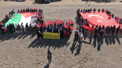 Bayburt’ta öğrenciler hazırladıkları gemileri Filistin’e destek amaçlı Çoruh Nehri’ne bıraktı  ’Sumud Gemisi’ etkinliği düzenledi.