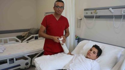 Elini üzüm sıkma makinesine kaptıran Melih’in kopan parmakları, Altınözü Devlet Hastanesi’nde  başarılı geçen ameliyatla tutturuldu